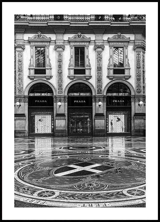 Prada Milano fassaadi mustvalge plakat