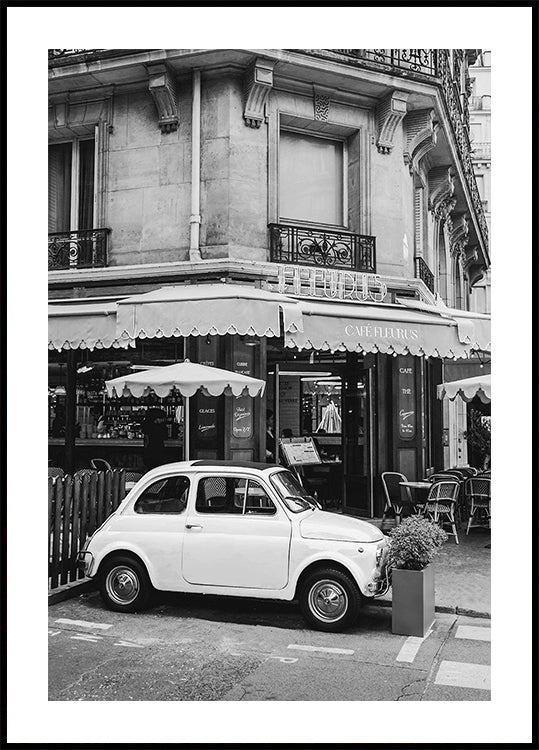 Parížska kaviareň a plagát Fiat 500