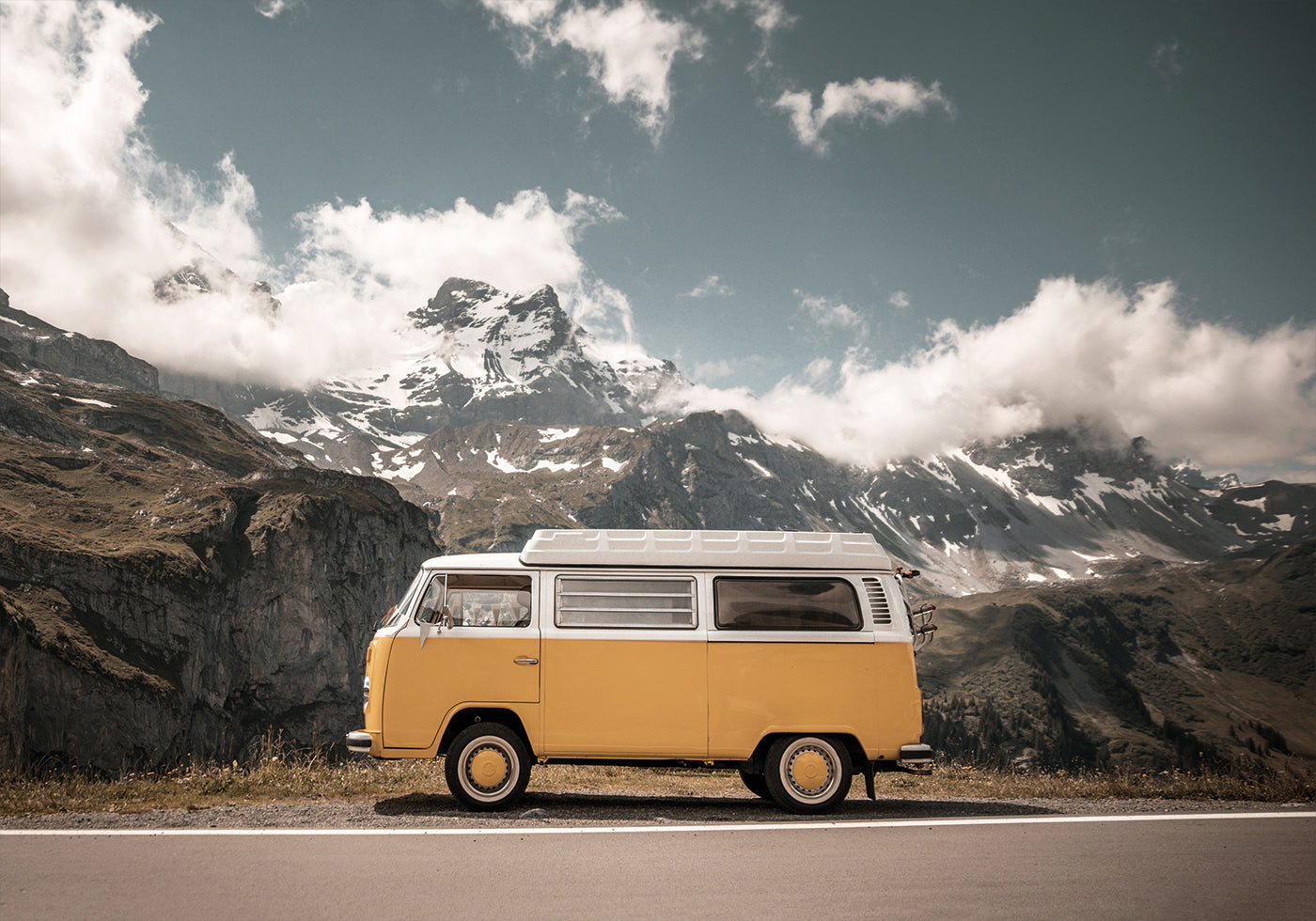 Yellow Van in the Mountains Plakat - Posterbox.dk