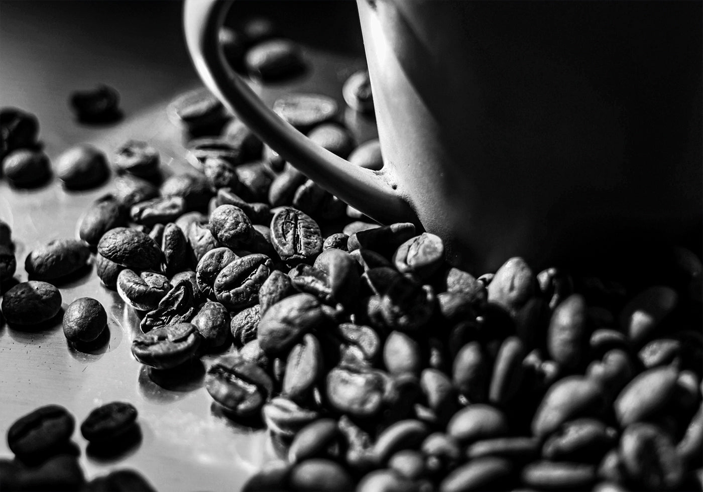 Coffee Beans With A Cup Plakat - Posterbox.dk