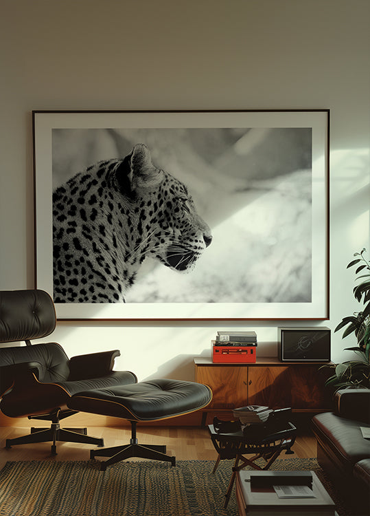 Leopardas profilyje, juodai baltas plakatas