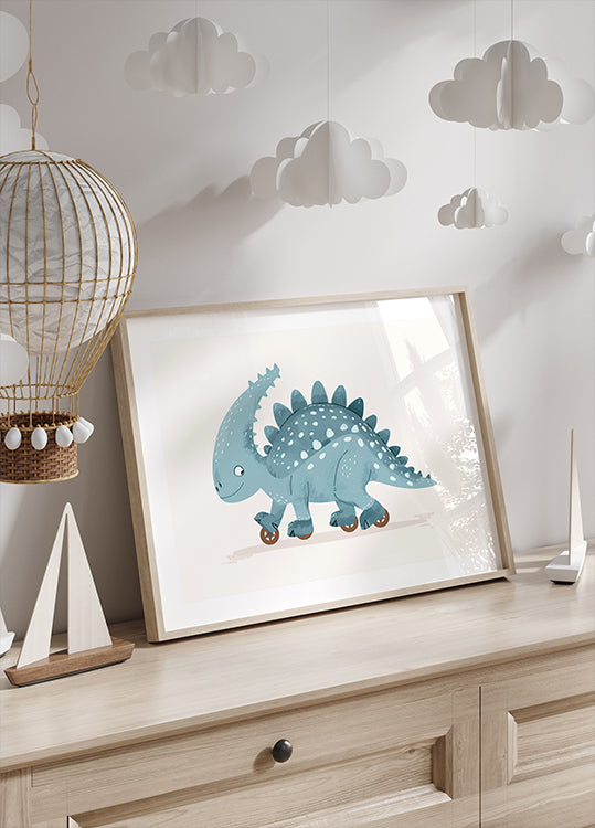 Blue Dinosaur on Wheels Plakat - Posterbox.dk