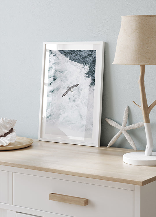Grey Seagull Flying Over Waves Plakat - Posterbox.dk