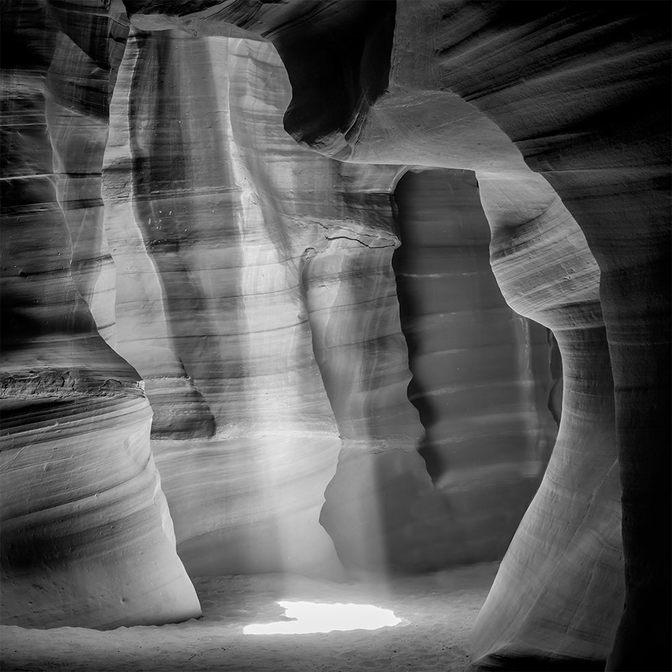 MONOCHROME ANTELOPE CANYON Krāšņs gaismas staru plakāts