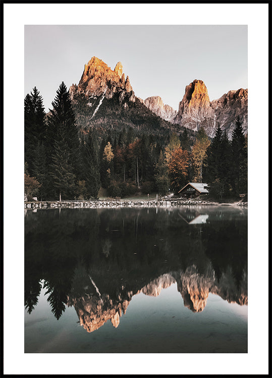 Reflection of Serenity House by the Mountain Lake Plakat - Posterbox.dk