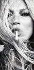 Kate Moss Smokes Cigarette Plakat - Posterbox.dk