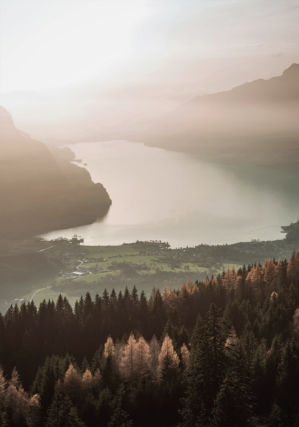 Misty Lake and Mountain View Plakat - Posterbox.dk
