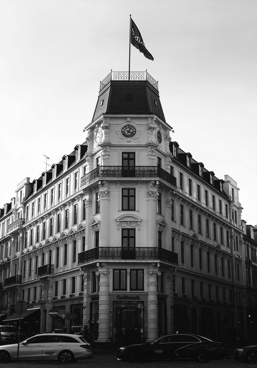 "Mierīga piekrastes ciemata skata plakāts"