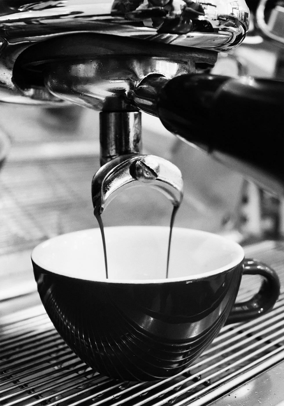 Pouring Espresso Coffee Into a Cup B&W Plakat - Posterbox.dk