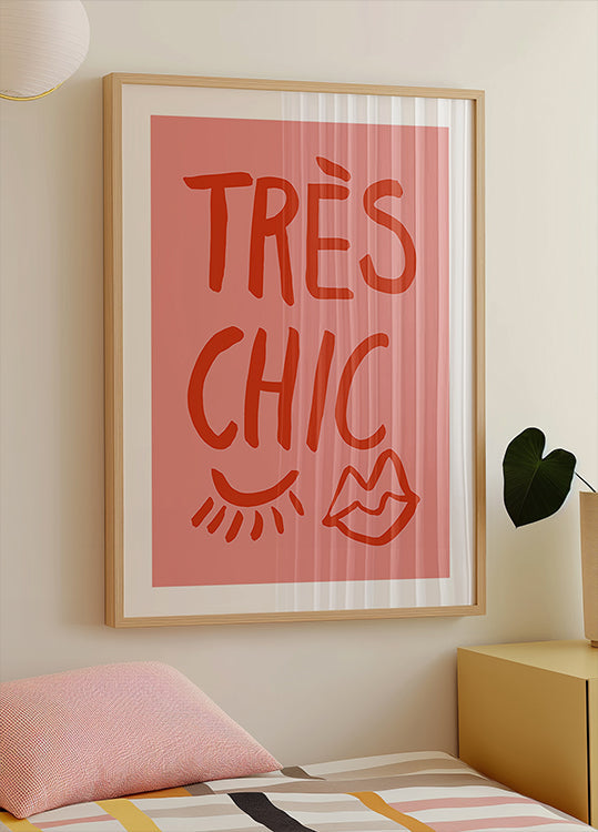 Très Chic rozā plakāts