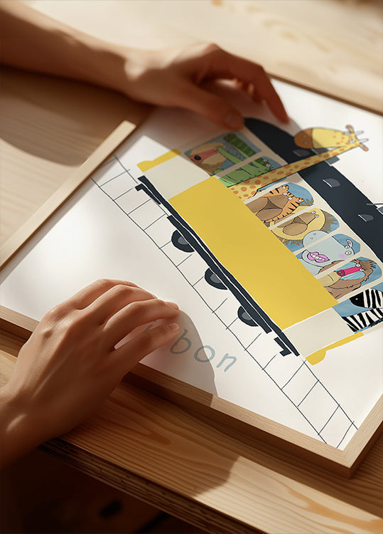 Kuulus Lissaboni kollane tramm džungliloomadega, autor Carla Daly Poster