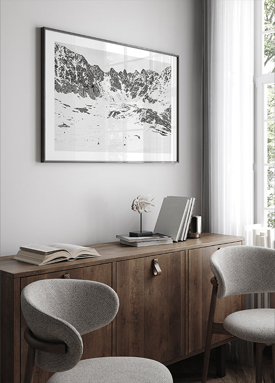 Poster mit verschneiten Berggipfeln