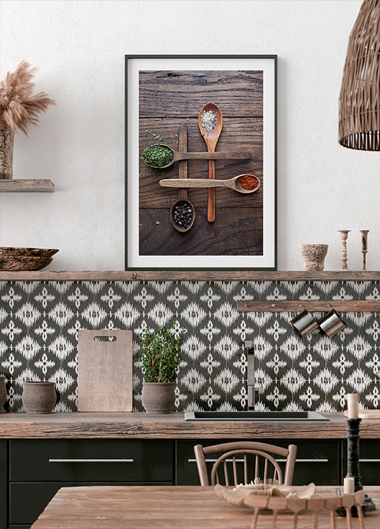 Mediniai šaukštai su spalvingais prieskoniais