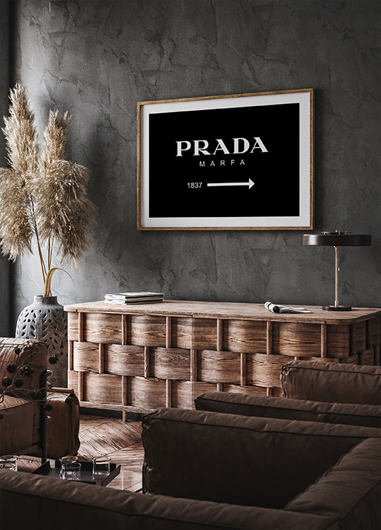 Prada Marfa Directional Plakat - Posterbox.dk