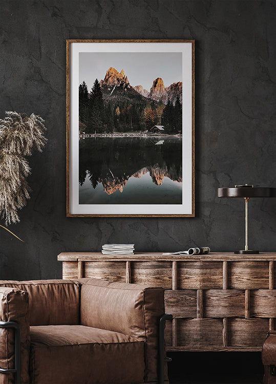 Reflection of Serenity House by the Mountain Lake Plakat - Posterbox.dk